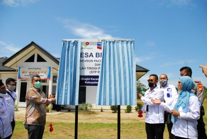 Peresmian: Kadis Pariwisata Provinsi Riau Rony Ahmad (kiri) dan GM Corporate Affairs Asset PT CPI Sukamto Tamrin menarik tirai tanda peresmian program binaan Desa Wisata Kampung Patin di Desa Koto Mesjid pada Juni 2020 lalu.