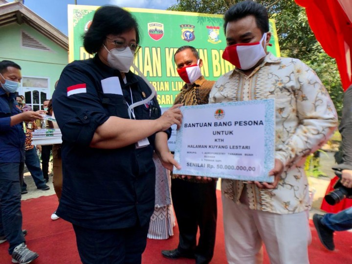 Menteri LHK Siti Nurbaya meresmikan Kebun Bibit Desa Muktisari,  Kabupaten Kampar.  Foto: ist