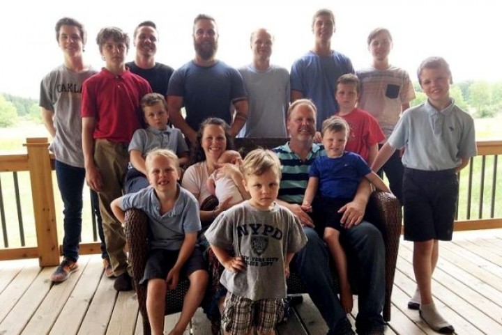 Pasangan suami istri Jay dan Kateri Schwandt dengan 15 orang anak mereka. Foto: int 