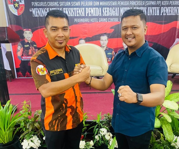 Foto bersama M Yasir dengan Ketua PW Sapma PP Riau