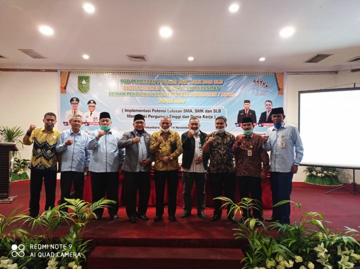  Kadis Pendidikan Provinsi Riau Zul Ikram S. Pd, M. Pd, bersama anggota Dewan Pendidikan Provinsi Riau