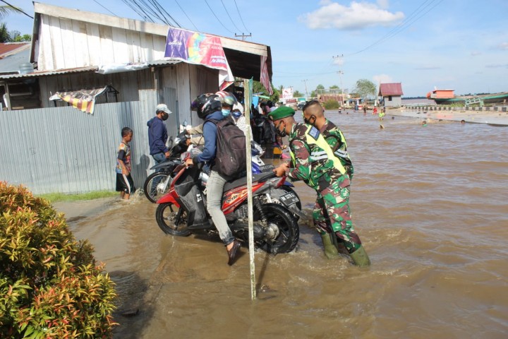 Ruas Jalan Terendam Banjir, Kodim 0314 Inhil Turunkan Personil Bantu Pengendara (foto/rgo