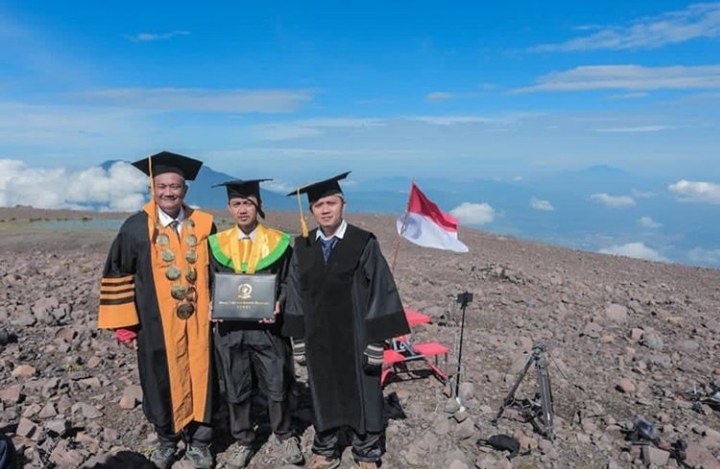 Unik, Bukan Lewat Daring, Mahasiswa Fakultas Keperawatan Ini Diwisuda di Atas Gunung Marapi (foto/int)
