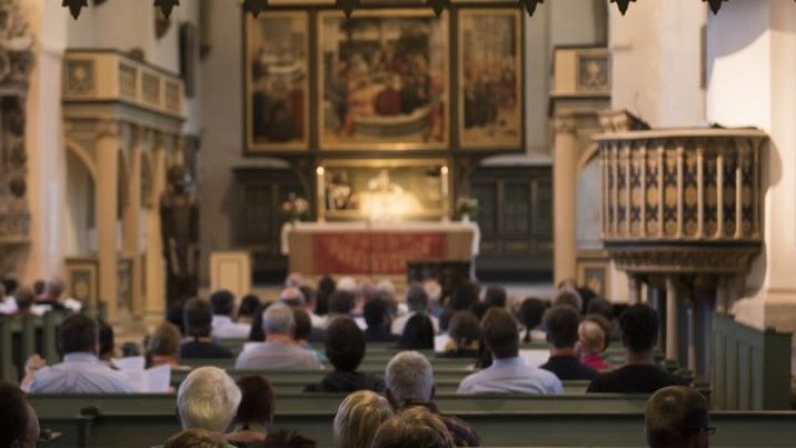 Umat Katolik Prancis Memprotes Diakhirinya Penguncian Misa