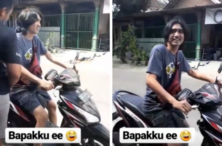 Vokalis Tenar, Duta Sheila On 7 Santai Pakai Celana Pendek Bawa Sepeda Motor Sendiri, Netizen: Legend Enggak Akan Sombong (foto/int)