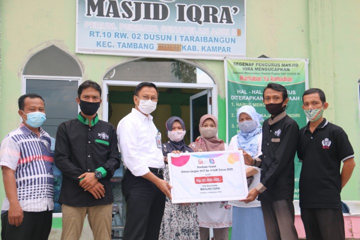 Kepala OJK Riau, Yusri memberikan bantuan ke Masjid Iqra di Kabupaten Kampar