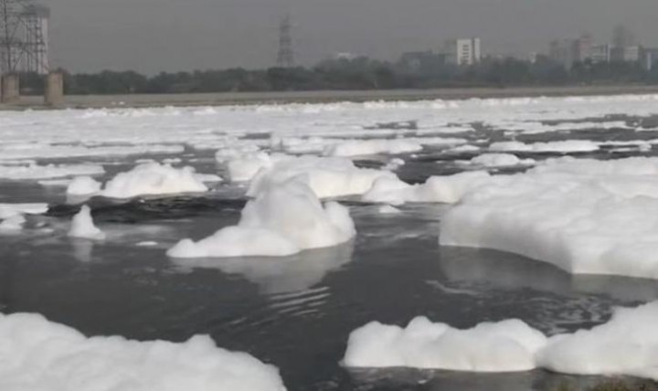 Lapisan Busa Beracun Tebal Di Sungai Yamuna Menunjukkan Betapa Buruknya Kualitas Air di India