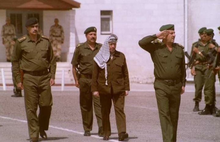 Potret Lawas Presiden Yasser Arafat Dalam Pengawalan, Netizen Sebut Begini (foto/int)