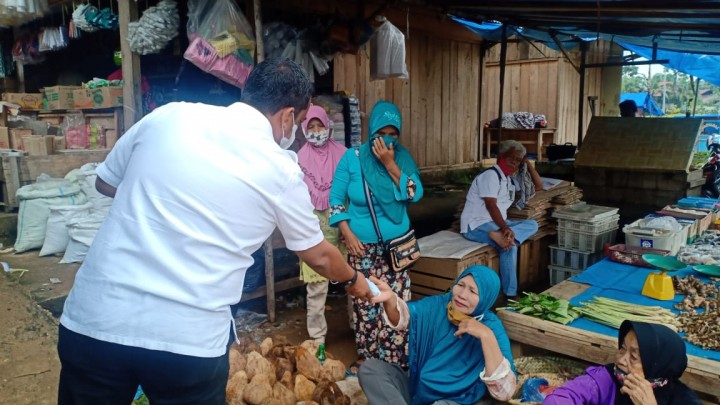 Pjs Bupati Kunjungi Pasar Modern, Jangan Lengah Tetap Pakai Masker (foto/zar)