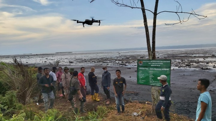 Masyarajat menggunakan drone untuk memantau program mangrove di Bengkakis.  Foto: ist