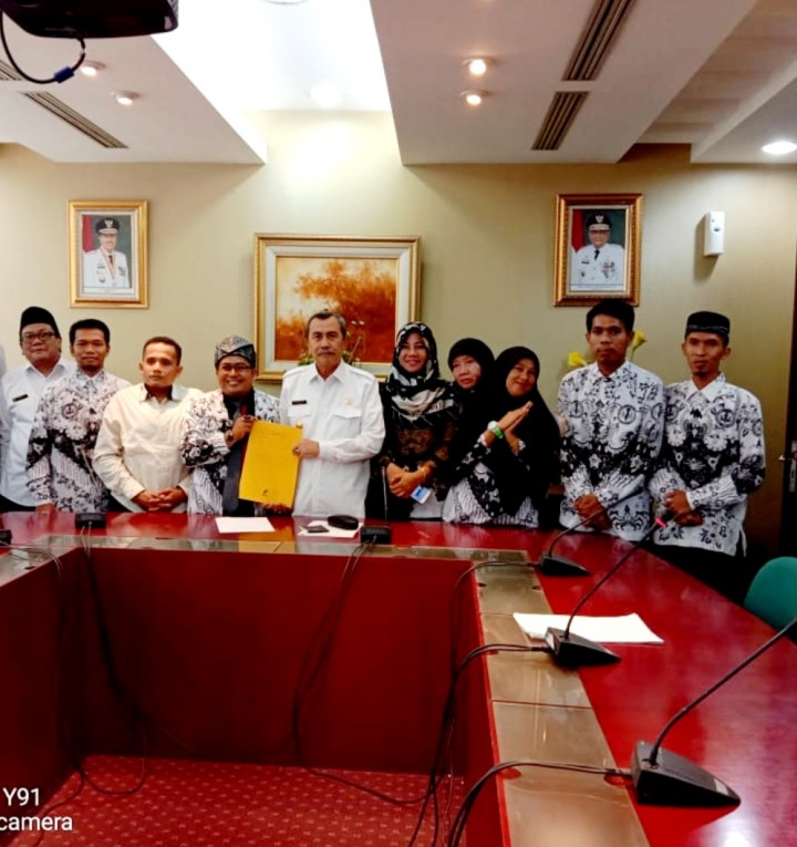 FORGUPAHSN Apresiasi Kebijakan Gubernur Naikkan Gaji Guru Honor SMA dan SMK di Riau (foto/int)