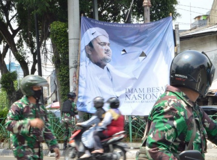 Pencopotan spanduk Habib Rizieq Shihab oleh TNI