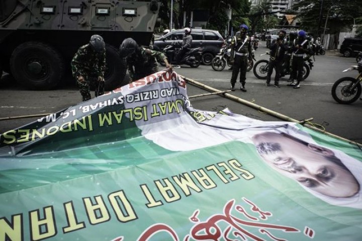 Baliho HRS yang dicopot pasukan TNI. Foto: int 