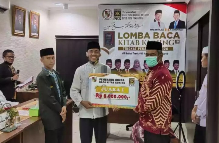 Ketua DPRD Pekanbaru Hamdani menyerahkan hadiah kepada pemenang lomba