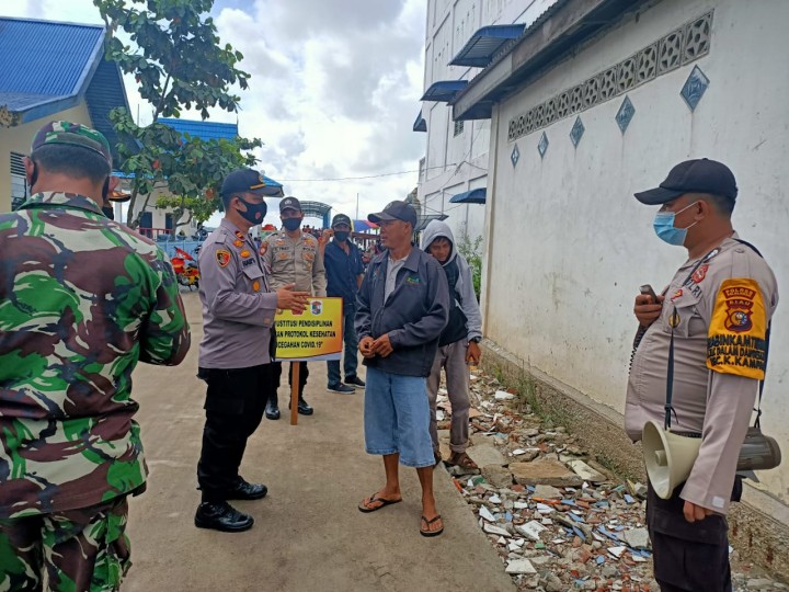Antisipasi Covid-19, Polsek Kuala Kampar Laksanakan Operasi Yustisi di Pasar Minggu