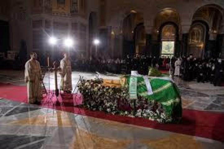 Ratusan Orang Berkumpul Dalam Pemakaman Patriark Irinej di Serbia