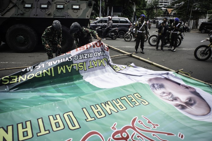 Pencopotan spanduk Habib Rizieq Shihab oleh TNI