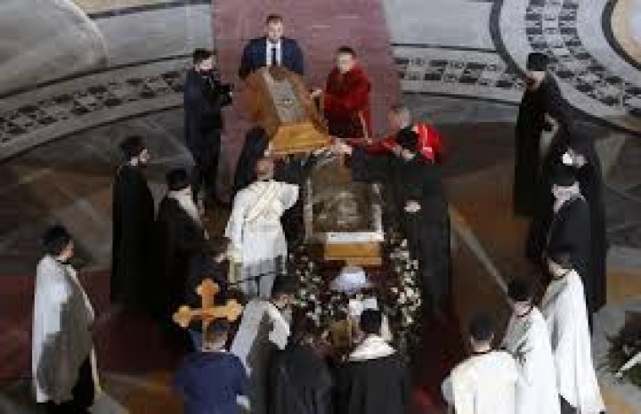 Kematian Para Pemimpin Agama Senior Serbia Akibat Virus Corona Memicu Kekhawatiran