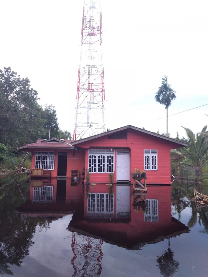 Salah satu rumah warga di desa simpang ayam kecamatan Bengkalis yang terendam banjir