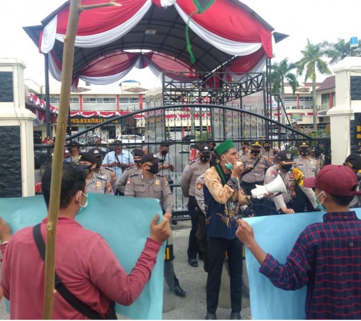 Deden Al Banjari saat memimpin aksi HMI Pekanbaru