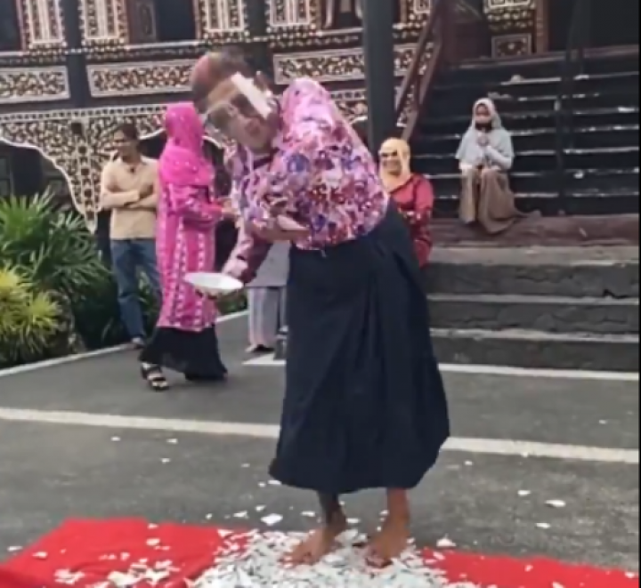 Mantan Menteri KKP Susi Pudjiastuti tengah menari piring. Foto: int 