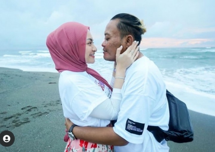 Nathalie Unggah Foto Mesra Dengan Sule di Pantai, Netizen Doakan Cepat Punya Momongan (foto/int)