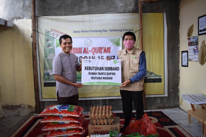 IZI Riau Salurkan Kebutuhan Sembako, Asupan Gizi dan Kafalah Guru Rumah Tahfiz Qur'an Mutiara Madani (foto/int)