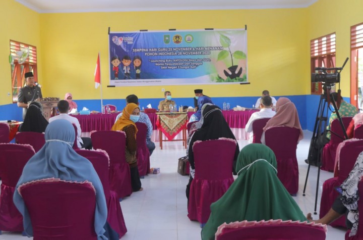 Peringatan Hari Guru, SMAN 3 Sungai Apit Launching Dua Buku Sekaligus (foto/lin)