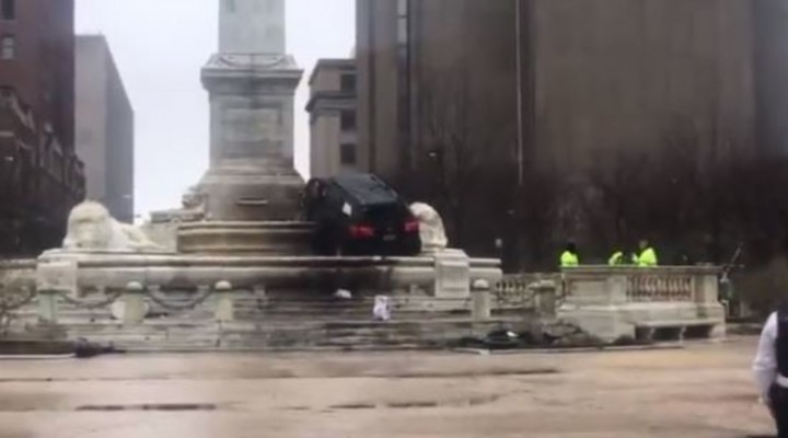 Seorang Wanita Tewas Secara Tragis Setelah Van yang Dikemudikannya Menabrak Monumen Buffalo