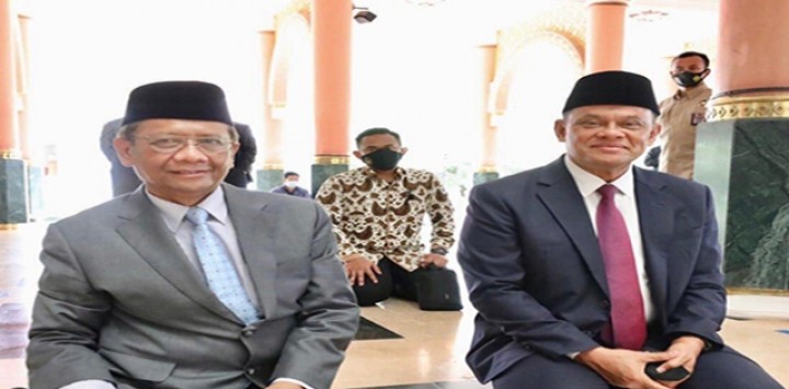 Menko Polhukam Mahfud MD dan Presidium KAMI Jenderal (Pur) Gatot Nurmantyo bertemu di masjid Kampus UGM Yogyakarta. Foto: int 