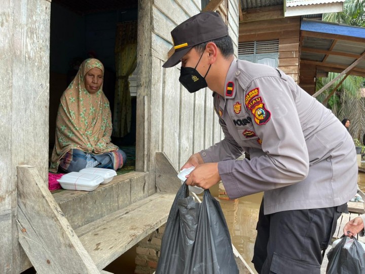 Polsek Langgam Lakukan Giat Jumat Barokah Sambangi Warga Terkena Dampak Banjir
