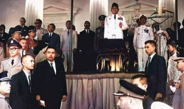 Potret Terakhir Presiden Soekarno Pimpin HUT RI 1966, Didampingi Soeharto Ketua Presidium Kabinet Ampera (foto/int)