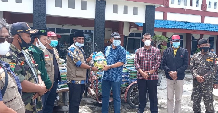 Penyerahan bantuan beras dan masker kepada warga Meranti melaluia Pemkab Kepulauan Meranti
