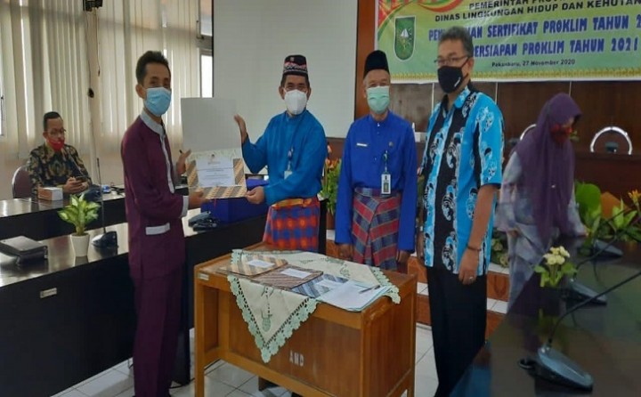 Penyerahan sertifikat tersebut dilaksanakan di Kantor Dinas Lingkungan Hidup dan Kehutanan (DLHK) Provinsi Riau (foto/ist)