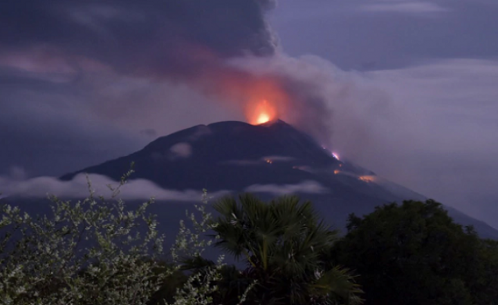 Gunung Berapi Meletus Di Indonesia, Memuntahkan Abu Dan Asap Setinggi 4 Km Ke Langit