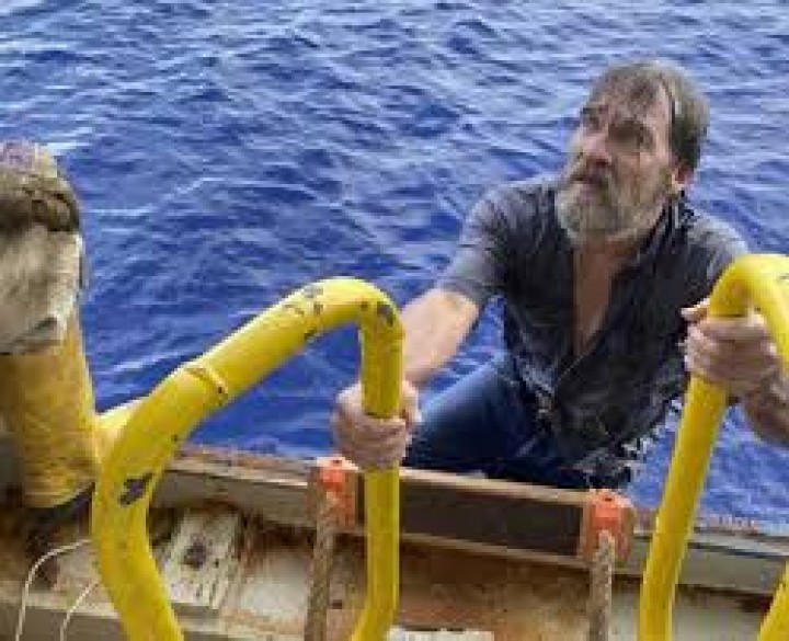 Ajaib, Berpegangan Pada Perahu yang Terbalik, Pria Ini Berhasil Diselamatkan di Lepas Pantai Florida