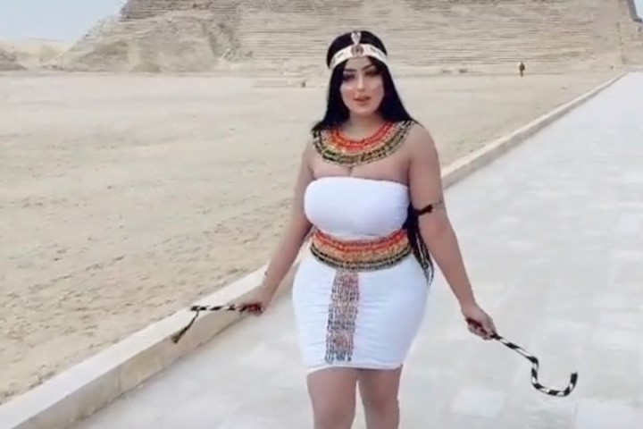 Seorang Model dan Fotografer Ditangkap Karena Melakukan Pemotretan Dengan Pakaian Seksi di Piramida Kuno