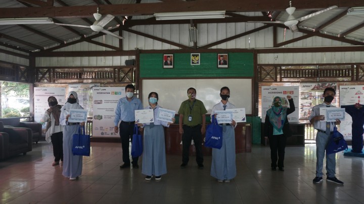 Foto bersama seusai pemberian beasiswa di BPPUT Town Site 2, Pangkalan Kerinci dengan menerapkan protokol kesehatan (foto/ist)