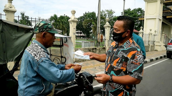 Tourism Malaysia yang dipimpin oleh , Konsul Pelancongan Malaysia di Medan, Hishamuddin Mustafa membagikan ratusan masker gratis kepada abang becak dan ojek online. (Foto: Istimewa)