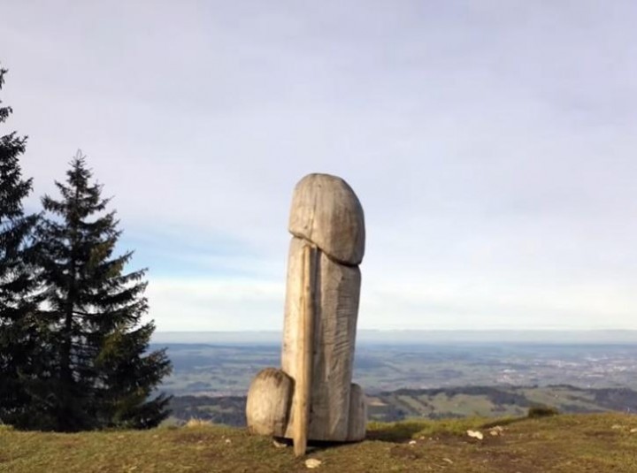 Patung Kayu Raksasa Berbentuk Alat Kelamin yang Berdiri di Atas Gunung di Jerman Selama 4 Tahun, Mendadak Hilang