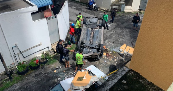 Tubuh Wanita Ini Hancur Setelah Ditabrak Sebuah Mobil yang Terjun Dari Ketinggian 6 Meter di Kondominium di Penang