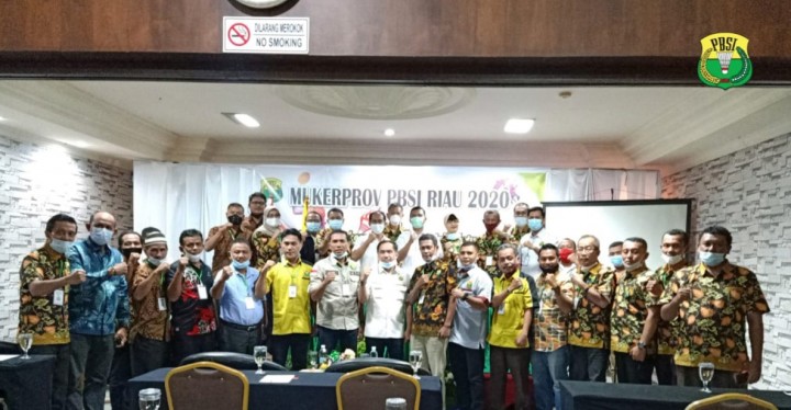 Peserta Mukerprov PBSI Riau foto bersama usai acara pembukaan