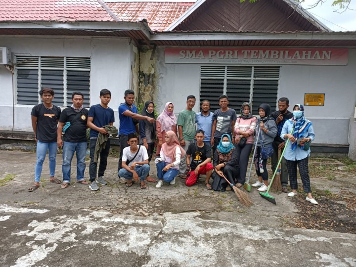 Alumni SMA PGRI Tembilahan Goro Bersihkan Lingkungan Sekolah (foto/rgo)
