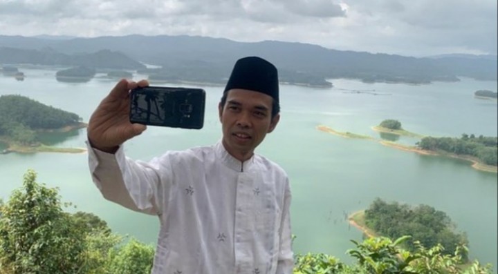 Ustadz Abdul Somad Selfie di Ulu Kasok Raja Ampat Kampar, Netizen: Adem Lihatnya (foto/int)