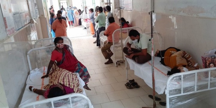 Masyarakat India yang harus menjalani perawatan di rumah sakit setelah terpapar penyakit misterius. foto: int 