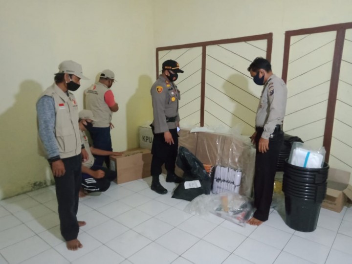 Kapolsek Kerumutan Lakukan Pengecekan dan Kontrol Logistik Pemilu di PPS se-Kecamatan Kerumutan