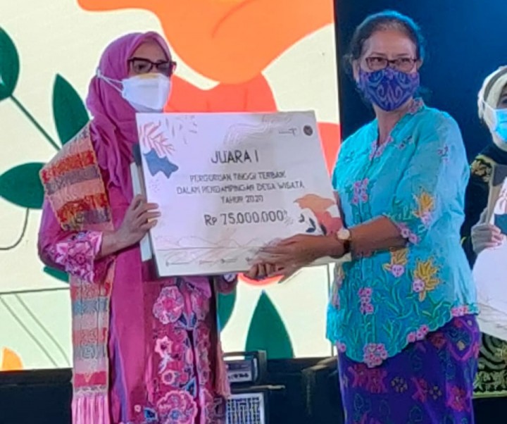 Ketua STP Riau Eni Sumiarsih menerima penghargaan Pendampingan Desa Wisata terbaik tahun 2020