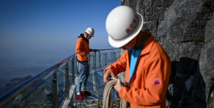 Bertemu Dengan Spidermen Asal China, Nekat Membersihkan Sampah yang Dilempar Oleh Wisatawan Sejauh 400 Meter di Atas Gunung