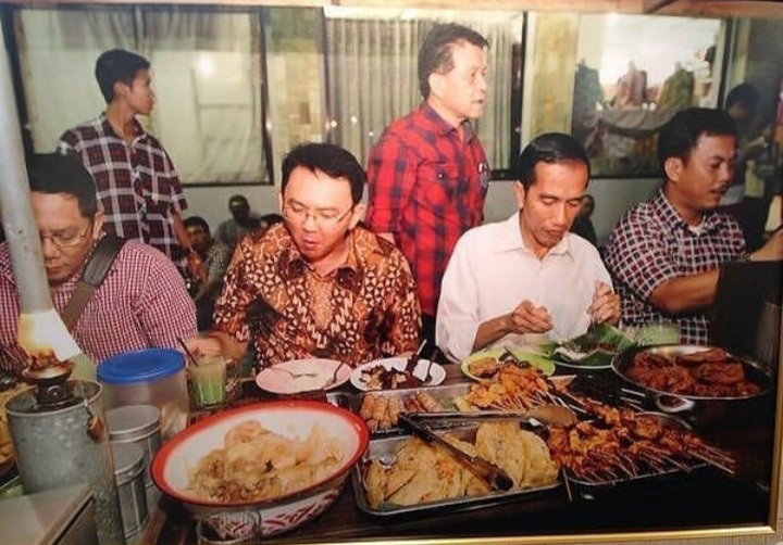 Viral Foto Jadul Ahok Makan Bareng Jokowi di Angkringan, Netizen Langsung Sebut Begini (foto/int)