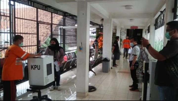Para tahanan di Jawa Timur menyalurkan hak pilih dalam ajang Pilkada setempat. Foto: int 